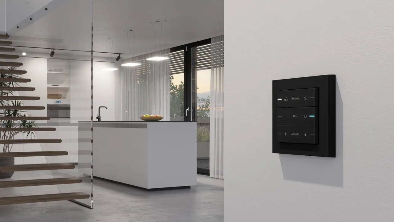 Hochwertige moderne Wohnküche mit offener Treppe und Gira KNX Bedienpanel an der Wand