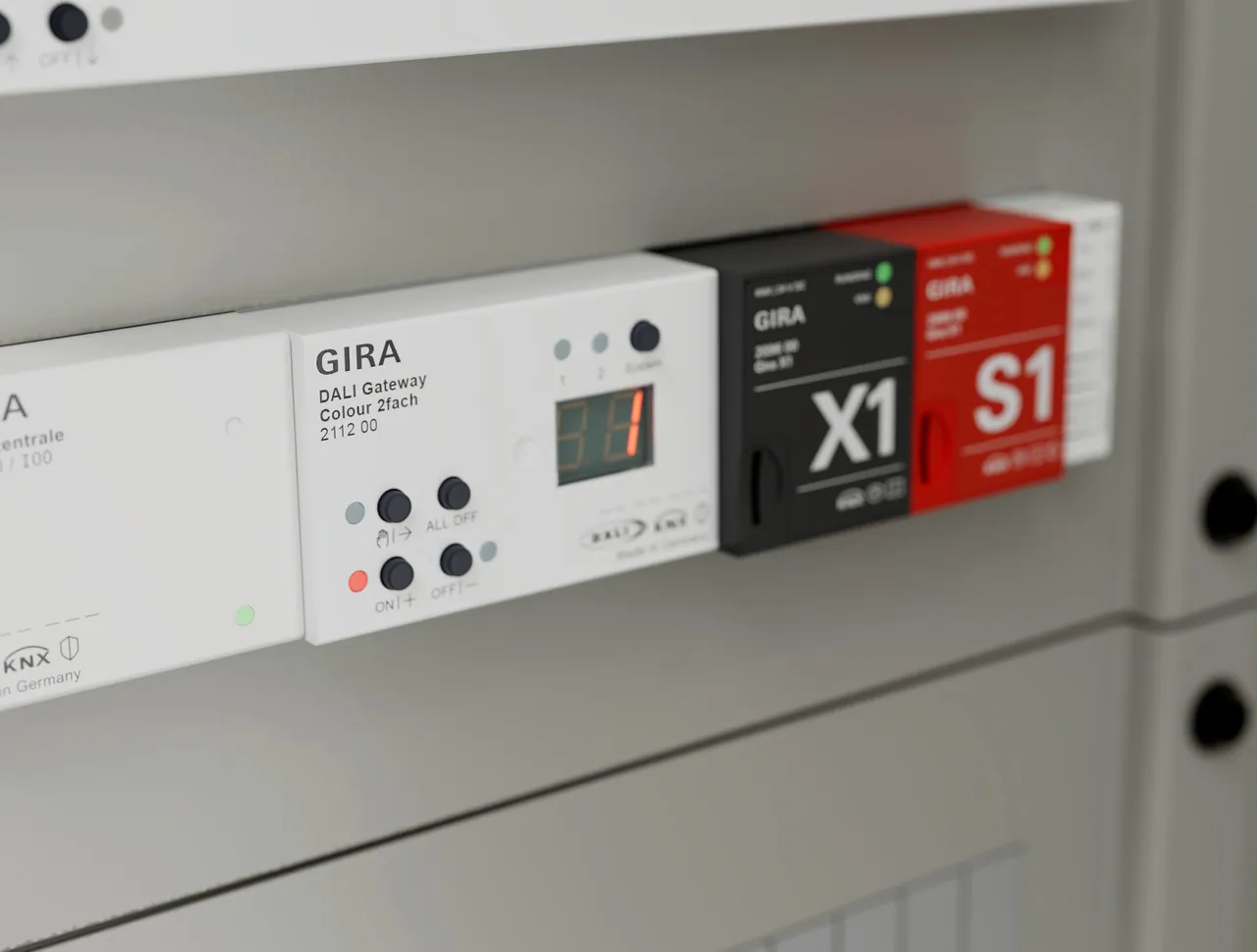 KNX-Schaltschrank mit Gira X1, Gira S1 und DALI-Gateway auf der Hutschiene